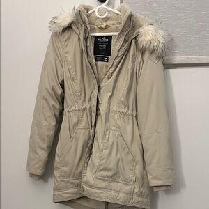 Hollister Women's Beige Puffer Jacket with Faux Fur Hood